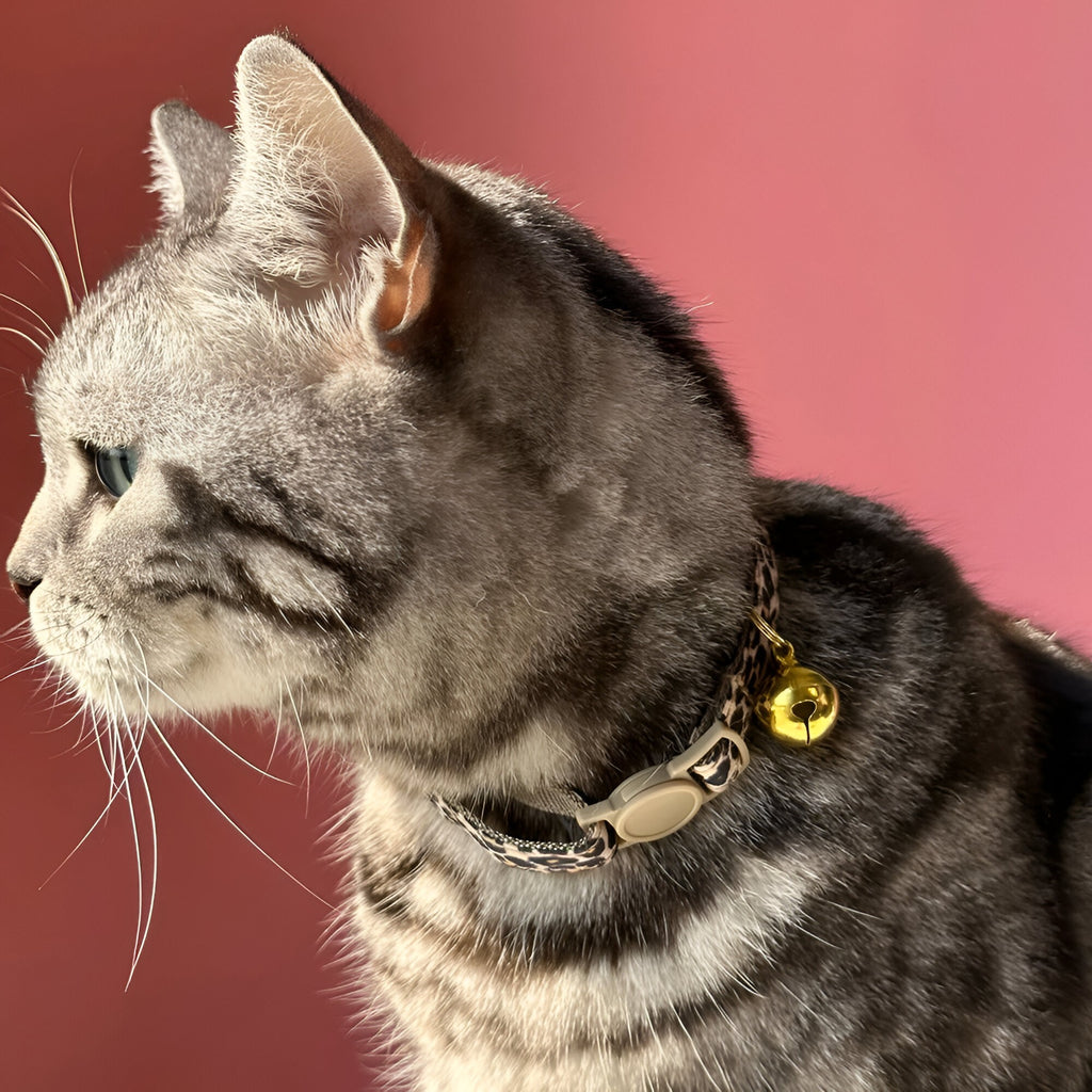 Collier Léopard Chic avec Clochette Dorée – Élégant, Réglable et Sécurisé