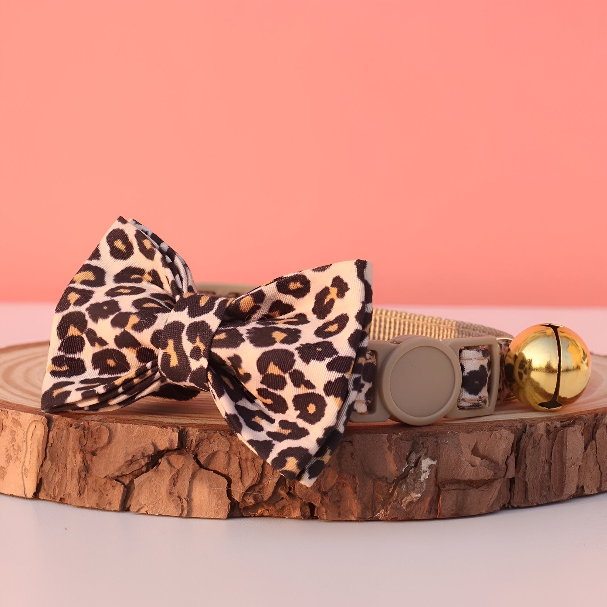 Collier Léopard Chic avec Clochette Dorée – Élégant, Réglable et Sécurisé