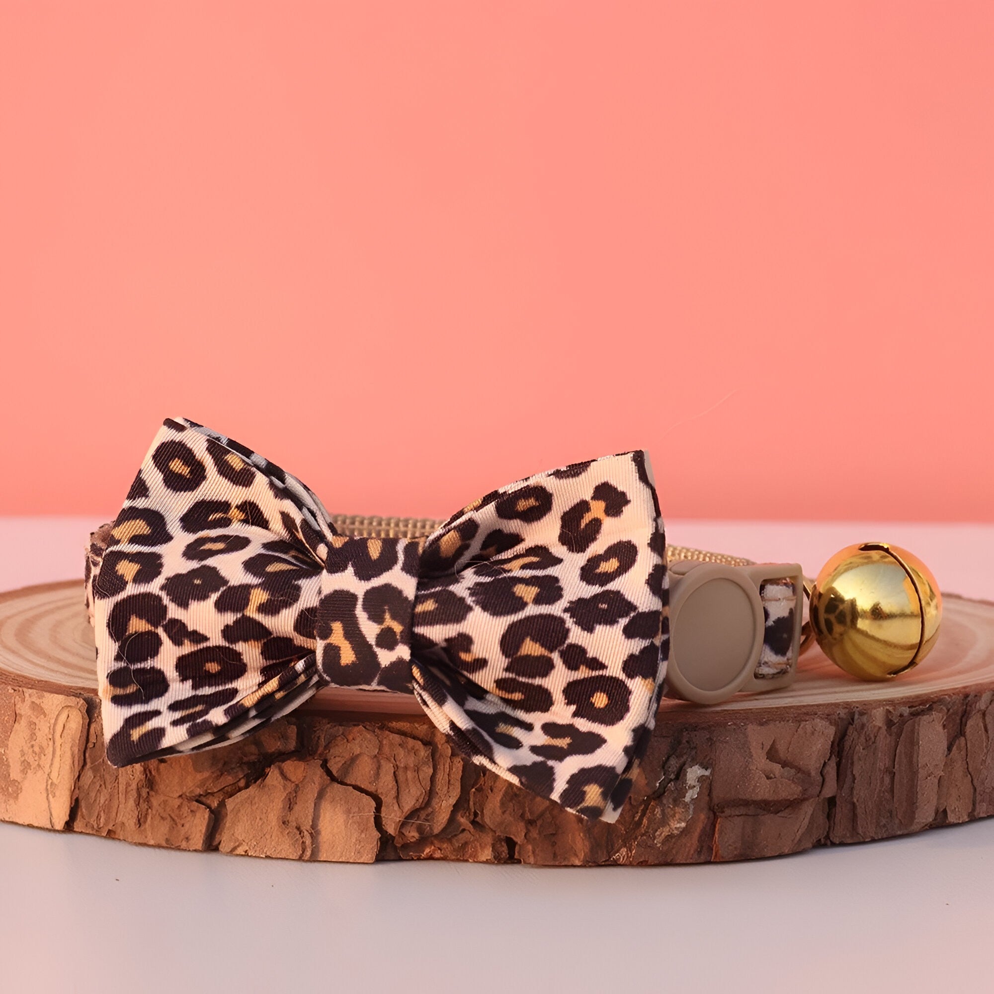 Collier Léopard Chic avec Clochette Dorée – Élégant, Réglable et Sécurisé